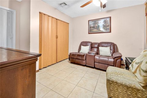 Casa en venta en Hialeah, Florida, 5 dormitorios, 159.98 m2 № 2388619 - foto 9