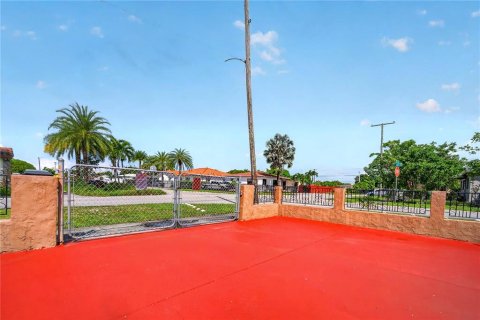 Casa en venta en Hialeah, Florida, 5 dormitorios, 159.98 m2 № 2388619 - foto 17