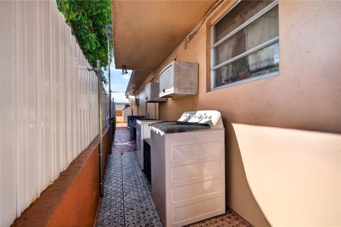 Casa en venta en Hialeah, Florida, 5 dormitorios, 159.98 m2 № 2388619 - foto 19