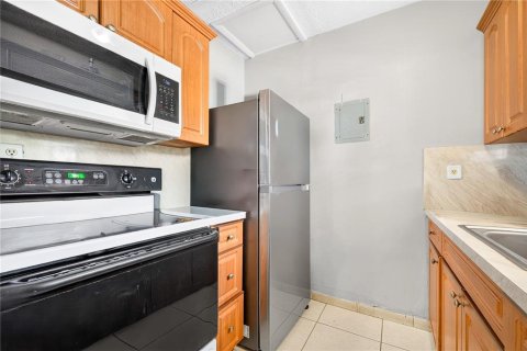 Casa en venta en Hialeah, Florida, 5 dormitorios, 159.98 m2 № 2388619 - foto 25