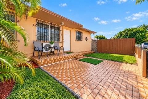 Casa en venta en Hialeah, Florida, 5 dormitorios, 159.98 m2 № 2388619 - foto 20