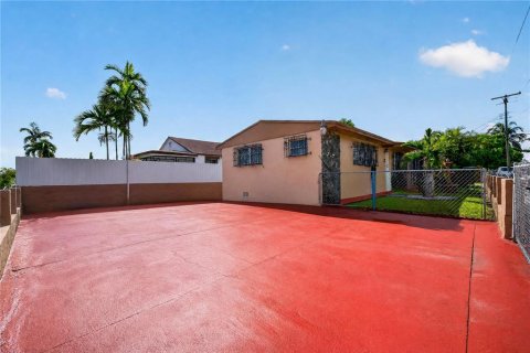Casa en venta en Hialeah, Florida, 5 dormitorios, 159.98 m2 № 2388619 - foto 6