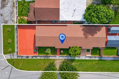 Casa en venta en Hialeah, Florida, 5 dormitorios, 159.98 m2 № 2388619 - foto 4