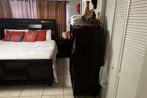 House in Opa-locka, Florida 3 bedrooms, 104.61 sq.m. № 1225776 - photo 1