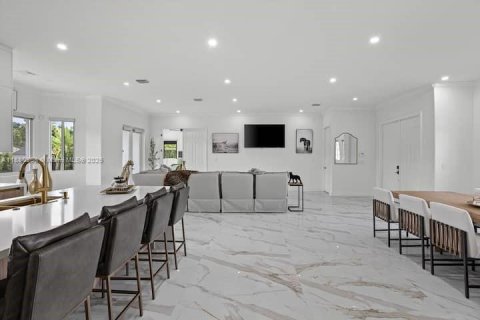 Villa ou maison à vendre à Miami, Floride: 5 chambres, 229 m2 № 1925412 - photo 8