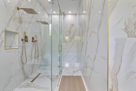 Villa ou maison à vendre à Miami, Floride: 5 chambres, 229 m2 № 1925412 - photo 17