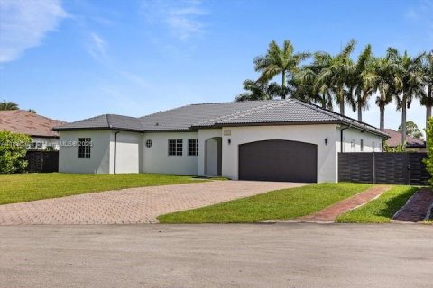 Villa ou maison à vendre à Miami, Floride: 5 chambres, 229 m2 № 1925412 - photo 1