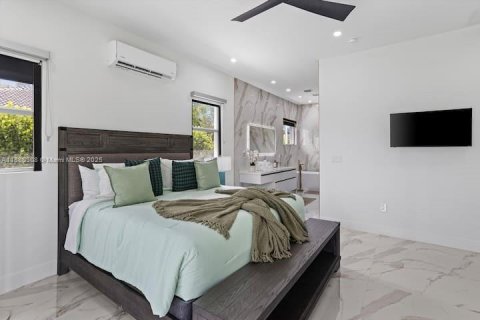 Villa ou maison à vendre à Miami, Floride: 5 chambres, 229 m2 № 1925412 - photo 10