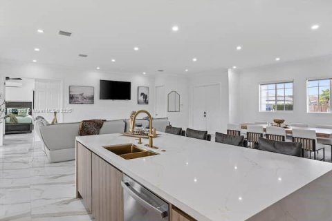 Villa ou maison à vendre à Miami, Floride: 5 chambres, 229 m2 № 1925412 - photo 3