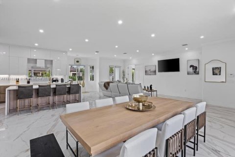 Villa ou maison à vendre à Miami, Floride: 5 chambres, 229 m2 № 1925412 - photo 2
