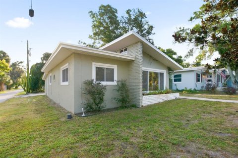 House in New Port Richey, Florida 3 bedrooms, 113.25 sq.m. № 2396764 - photo 2