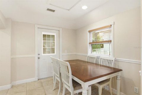 House in New Port Richey, Florida 3 bedrooms, 113.25 sq.m. № 2396764 - photo 17
