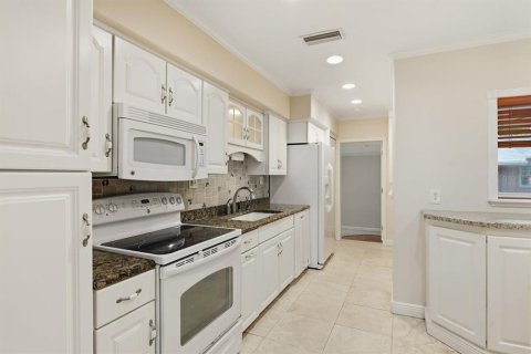 House in New Port Richey, Florida 3 bedrooms, 113.25 sq.m. № 2396764 - photo 12