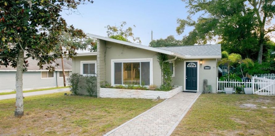House in New Port Richey, Florida 3 bedrooms, 113.25 sq.m. № 2396764