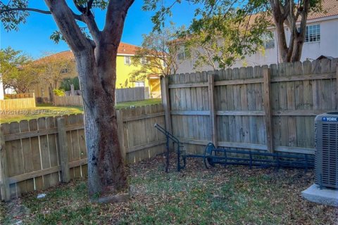 Townhouse in Homestead, Florida 3 bedrooms, 147.9 sq.m. № 2076592 - photo 22