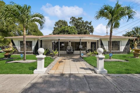 House in Miami, Florida 4 bedrooms, 292.92 sq.m. № 2088652 - photo 2