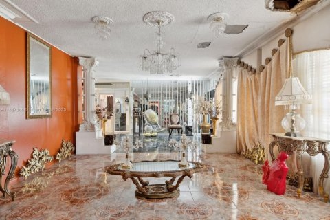 House in Miami, Florida 4 bedrooms, 292.92 sq.m. № 2088652 - photo 5