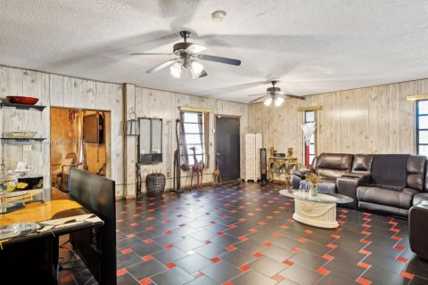 House in Miami, Florida 4 bedrooms, 292.92 sq.m. № 2088652 - photo 9