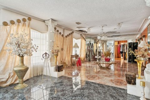 House in Miami, Florida 4 bedrooms, 292.92 sq.m. № 2088652 - photo 4