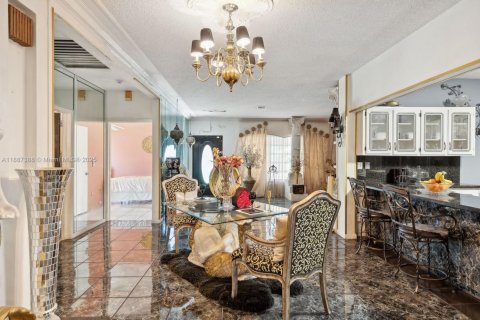 House in Miami, Florida 4 bedrooms, 292.92 sq.m. № 2088652 - photo 14