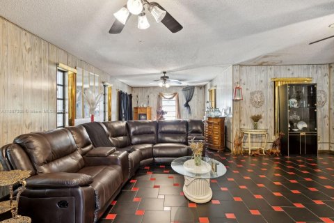 House in Miami, Florida 4 bedrooms, 292.92 sq.m. № 2088652 - photo 11