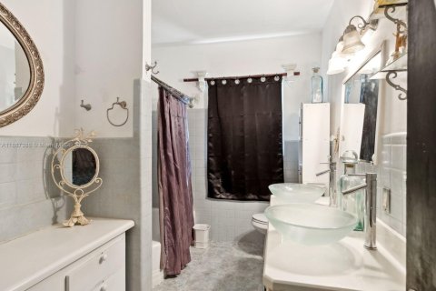 House in Miami, Florida 4 bedrooms, 292.92 sq.m. № 2088652 - photo 20
