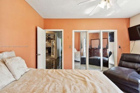 House in Miami, Florida 4 bedrooms, 292.92 sq.m. № 2088652 - photo 19