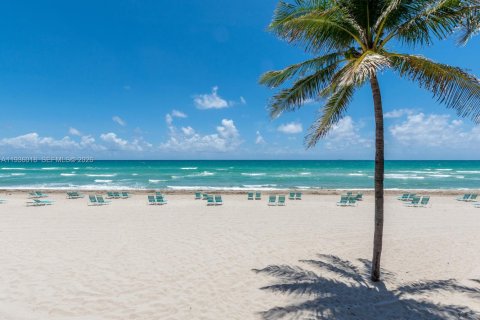 Copropriété à louer à Hollywood, Floride: 1 chambre, 77.57 m2 № 1997204 - photo 2