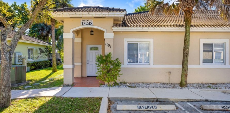 Townhouse in Homestead, Florida 3 bedrooms, 115.66 sq.m. № 1469324