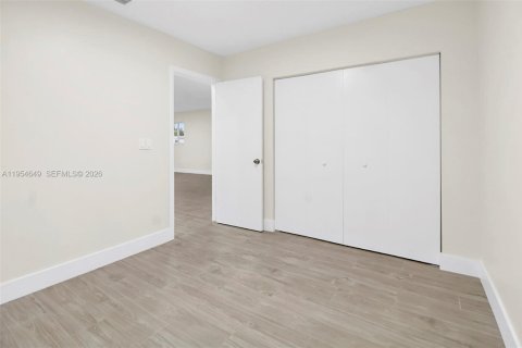 House in Homestead, Florida 4 bedrooms, 136.94 sq.m. № 2011046 - photo 16