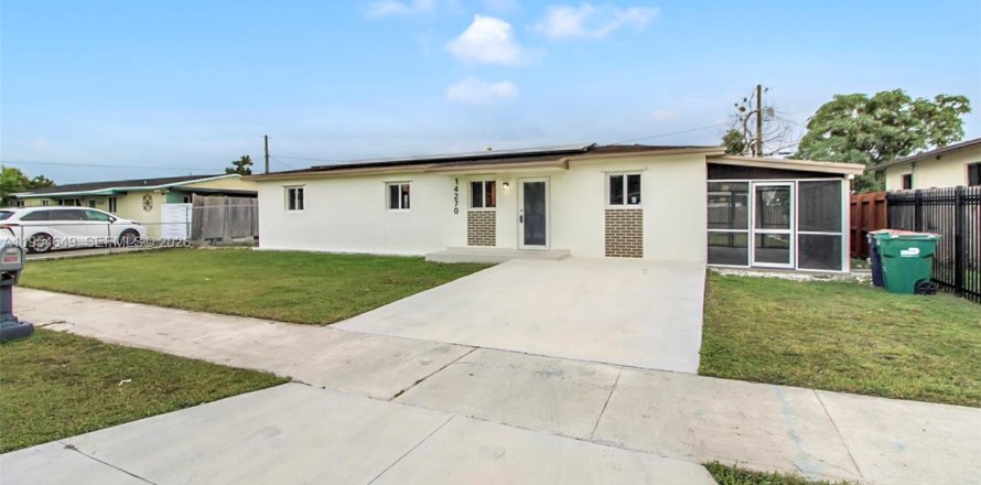 House in Homestead, Florida 4 bedrooms, 136.94 sq.m. № 2011046