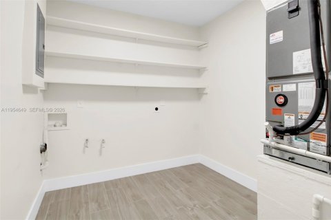 House in Homestead, Florida 4 bedrooms, 136.94 sq.m. № 2011046 - photo 15