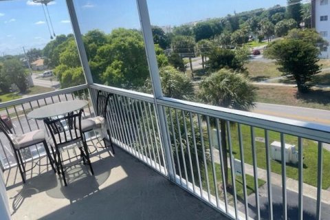 Condo in Lauderhill, Florida, 2 bedrooms  № 1208681 - photo 1