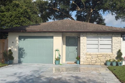 House in Orlando, Florida 3 bedrooms, 122.63 sq.m. № 2210437