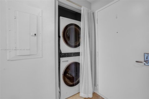 Condo in North Bay Village, Florida, 2 bedrooms  № 1962986 - photo 22