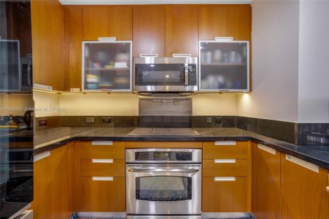 Condo in North Bay Village, Florida, 2 bedrooms  № 1962986 - photo 19