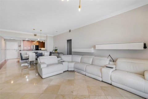 Condo in North Bay Village, Florida, 2 bedrooms  № 1962986 - photo 11