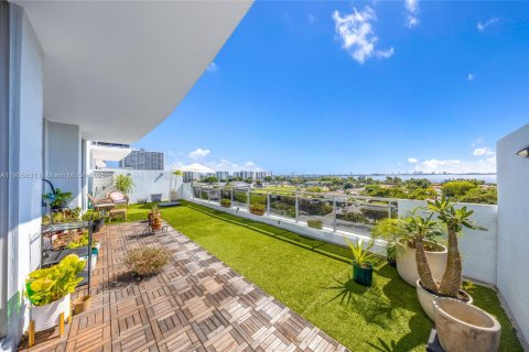 Condo in North Bay Village, Florida, 2 bedrooms  № 1962986 - photo 10