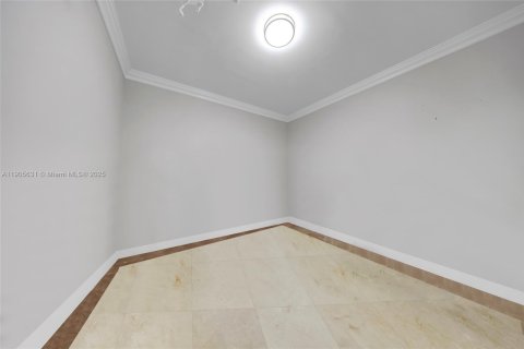 Condo in North Bay Village, Florida, 2 bedrooms  № 1962986 - photo 30