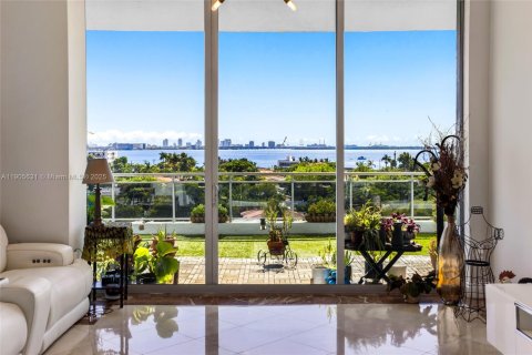 Condo in North Bay Village, Florida, 2 bedrooms  № 1962986 - photo 7