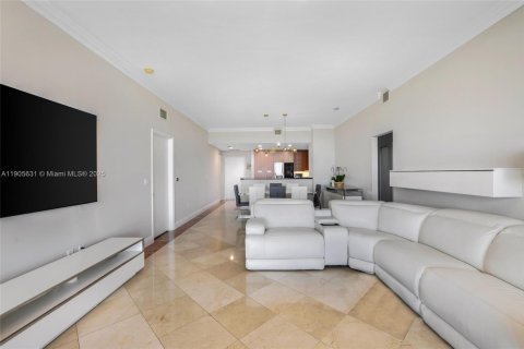 Condo in North Bay Village, Florida, 2 bedrooms  № 1962986 - photo 15