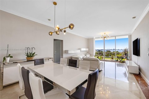 Condo in North Bay Village, Florida, 2 bedrooms  № 1962986 - photo 12