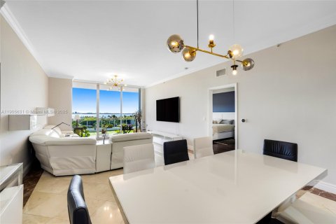 Condo in North Bay Village, Florida, 2 bedrooms  № 1962986 - photo 17