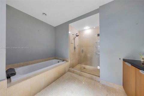 Condo in North Bay Village, Florida, 2 bedrooms  № 1962986 - photo 29