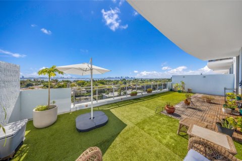 Condo in North Bay Village, Florida, 2 bedrooms  № 1962986 - photo 8