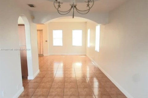 Villa ou maison à louer à Miami Lakes, Floride: 4 chambres, 295.62 m2 № 2043177 - photo 2