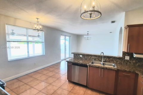 Villa ou maison à louer à Miami Lakes, Floride: 4 chambres, 295.62 m2 № 2043177 - photo 3