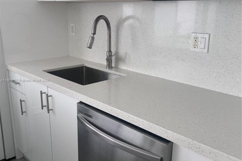 Condominio en venta en Miami Beach, Florida, 1 dormitorio, 55.74 m2 № 2035405 - foto 4