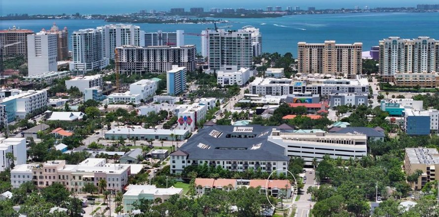 Кондоминиум с 7 комнатами в Сарасота, Флорида № 2209615