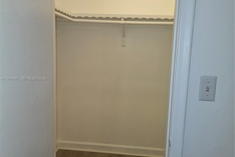 Casa en alquiler en Hallandale Beach, Florida, 3 dormitorios, 212.47 m2 № 2044993 - foto 11